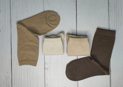 جوراب زنانه ساق‌دار ساده تم کرمی