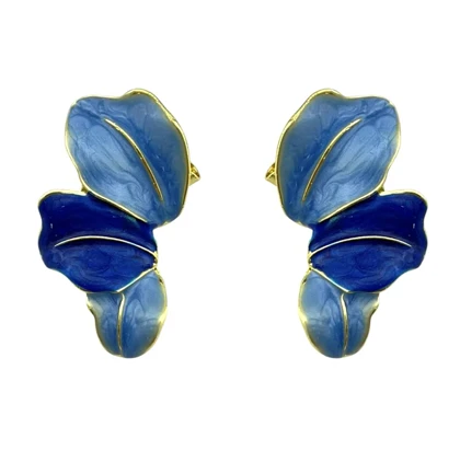 گوشواره زنانه طرح گلبرگ مدل نیلا با میناکاری آبی و جزئیات طلایی