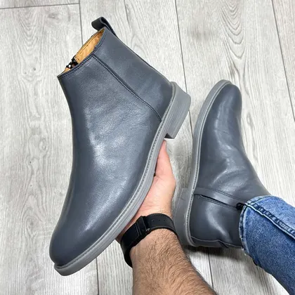بوت مردانه مدل چلسی چرم طبیعی رنگ طوسی زیپ‌دار