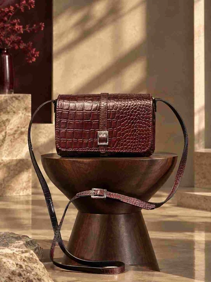 کیف چرم بغل پرچ زرشکی ابر و بادی سنگی چرم اصل گاوی