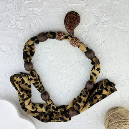 گردنبند زنانه مدل لئوناتورا وود دراپ طرح پلنگی لوکس با مهره چوبی طبیعی و آویز اشکی طرح دار