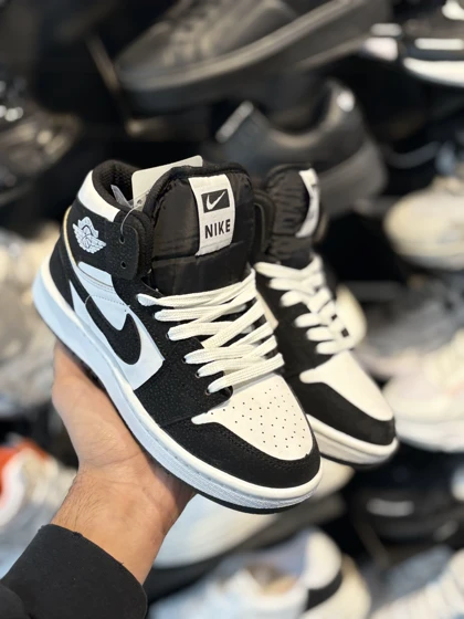 کتانی ساق‌دار مشکی سفید