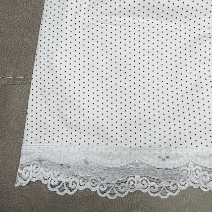 ست تاپ و شورتک دانتل دار خال‌خالی زمینه سفید