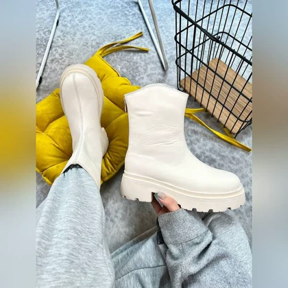 بوت وسط اخم