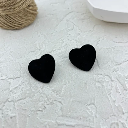 گوشواره زنانه مخملی طرح قلب، انتخابی شیک و دوست‌داشتنی