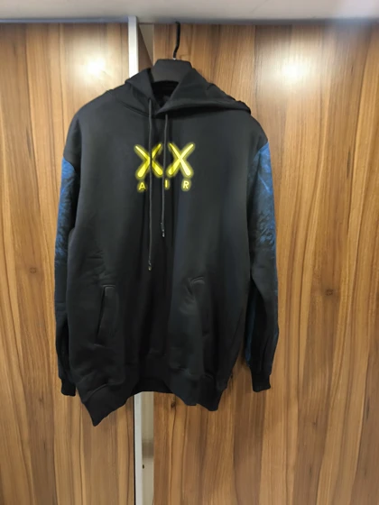 هودی KAWS با طرح نئونی “KEEP GOING THE RAINBOW IS AHEAD” دورس سه فوق‌العاده با کیفیت و شیک
