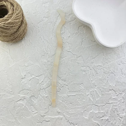 کانزاشی مو زنانه رزینی مرمری شیری مدل آیرا مینیمال لوکس