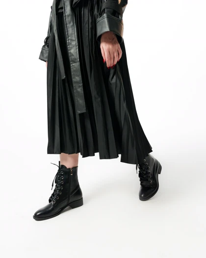 نیم بوت زنانه استرادیواریوس مدل Stradivarius Flat Ankle Boots - BTB25