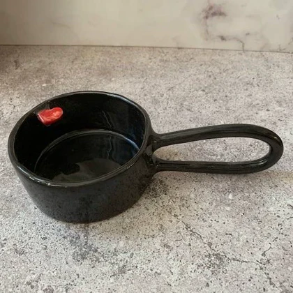 ماگ بدنه مشکی قلب قرمز
