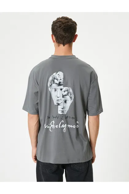 تیشرت آستین کوتاه چاپی جلو و پشت با یقه نخی مناسب و راحت 4SAM10847HK