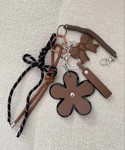 چارم بگ گل چرمی