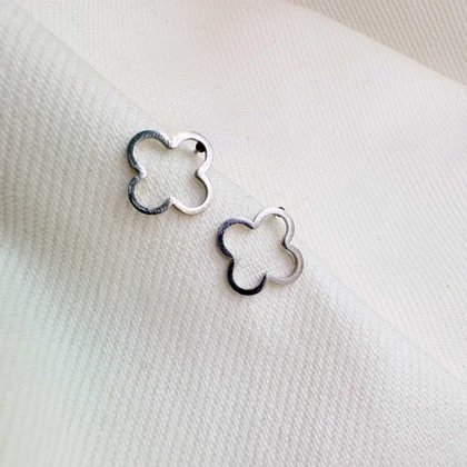 گوشواره استیل میخی طرح «شبدر توخالی» (مدل ونکلیف) | اقتصادی و مینیمال