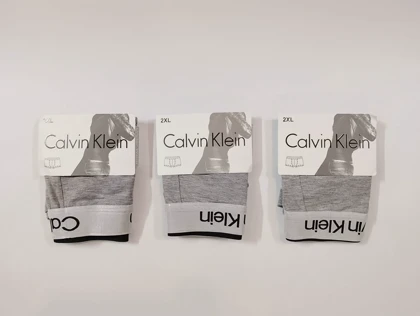 شورت مردانه نیم‌پا کلوین کلاین (Calvin Klein) رنگ طوسی ملانژ – پک 3 عددی سایز بزرگ 2XL و 3XL