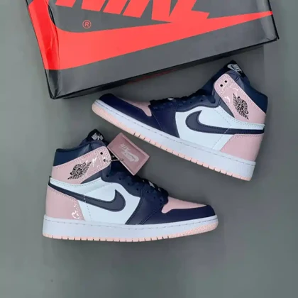 کفش نایک ایر جردن وان ساق‌دار اتومسفر بابل جام صورتی سرمه ای Nike Air Jordan 1 High Atmosphere Bubblegum Pink Navy