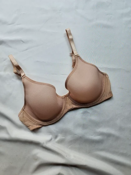 سوتین ابر خیلی نازک فنردار طرح تریومف آلمان کد: 122084