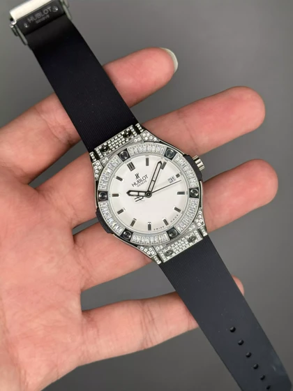 ساعت مچی اوبلو بند مشکی صفحه سفید فول نگین Hublot Classic Fusion