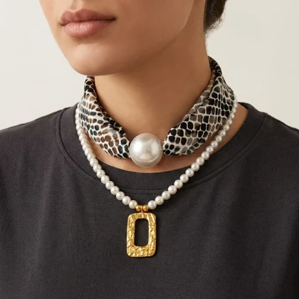 گردنبند زنانه مدل لئوپرلا بلانکا طرح مروارید لوکس با آویز طلایی و پارچه طرح دار