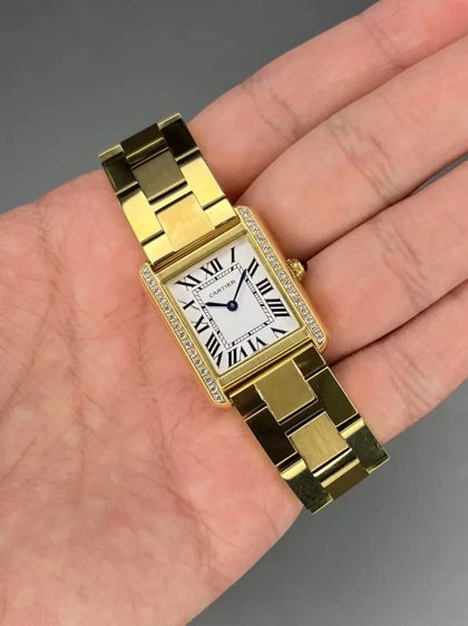 ساعت مچی کارتیه بدنه طلایی صفحه سفید قاب نگین Cartier