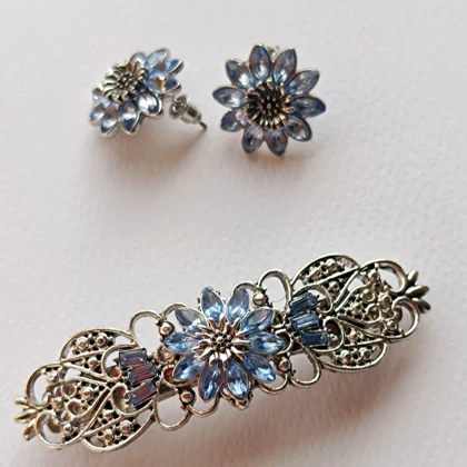 گوشواره و گل سر آبی