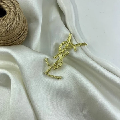 گل سینه مدل آرمیس طرح YSL رنگ طلایی طرح بامبو