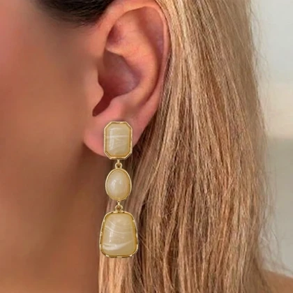 گوشواره‌های آویز رنگارنگ با طراحی هندسی