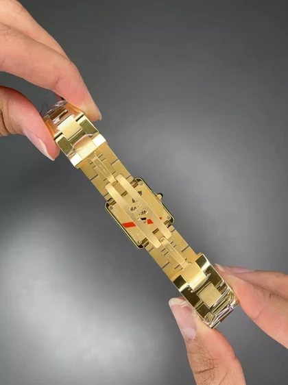 ساعت مچی کارتیه بدنه طلایی صفحه سفید قاب نگین Cartier