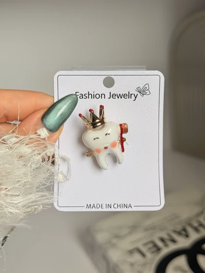سنجاق سینه مجلسی دندون دندانپزشک