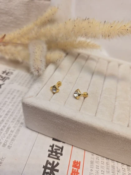 پیرسینگ گوش نگینی