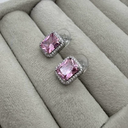 گوشواره نقره ای با سنگ صورتی طرح جواهر