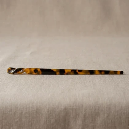 کانزاشی مو زنانه رزینی مرمری قهوه‌ای‑مشکی با سر پیچ‌خورده تزئینی و طراحی کشیده مینیمال لوکس