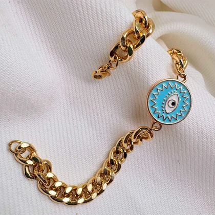 دستبند کارتیر استیل طرح «چشم‌نظر» | زنجیر کوبایی طلایی با پلاک میناکاری فیروزه‌ای