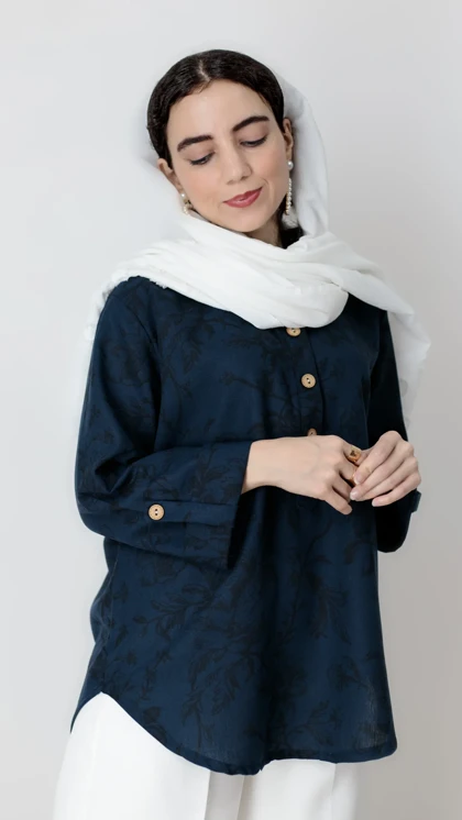 شومیز گل‌دار جلو بسته