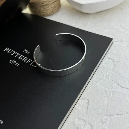 دستبند زنانه بنگل مدل لامیسا طرح بافت‌دار مینیمال نقره‌ای