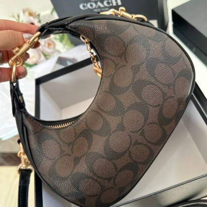 کیف زنانه کوچ مدل هلالی Coach