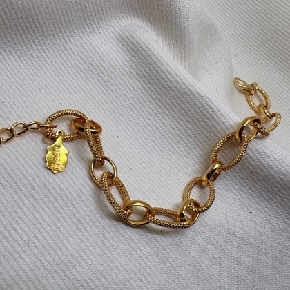 دستبند برند شین مدل «بیضی خاویاری» | با آبکاری طلای 24 عیار و بافت برجسته