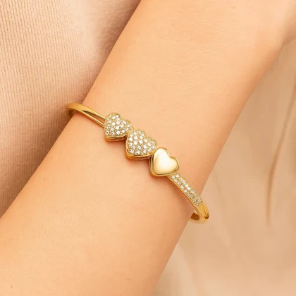 دستبند زنانه ژوپینگ طلایی طرح قلب نگین‌دار