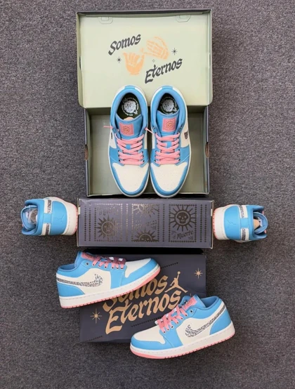 کتانی ویتنامی نایک ایر جردن وان لو فیروزه ایی صورتیNike Air Jordan 1 Low SE “ SOMOS ETERNOS”