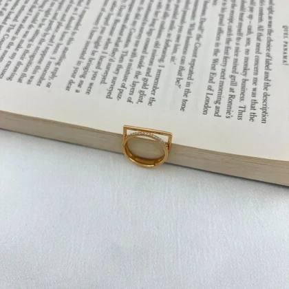 انگشتر زنانه مدل نکسا فریم طرح طلا با نگین کریستالی