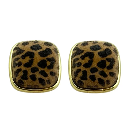 گوشواره زنانه مدل پانترا ولوت طرح پلنگی مربعی با بافت مخملی و فریم طلایی