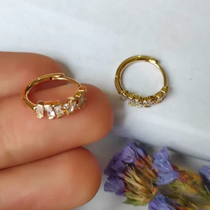 گوشواره حلقه‌ای کوچک (Huggie Hoop) نگین‌های باگت طلایی