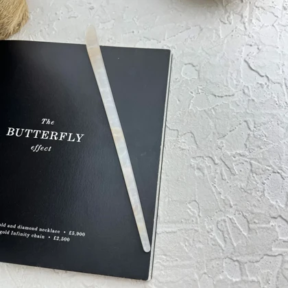 کانزاشی مو زنانه رزینی شفاف شیری با طراحی ساده و کشیده مینیمال لوکس مدل نوا