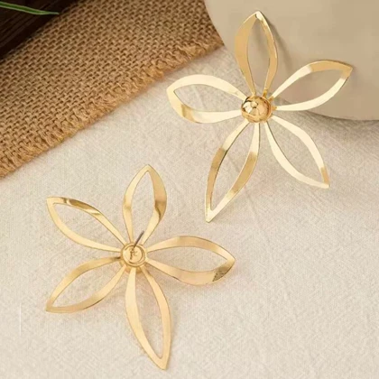 گوشواره طرح استیل گل طلایی با روکش طلا 18 عیار