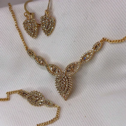 سرویس کامل برند شین مدل «اشک زرین» | تمام نگین با آبکاری طلا و گارانتی 1 ساله