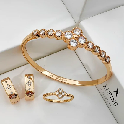 بنگل ژوپینگ طرح ونکلیف چهاربرگ نگین‌دار رنگ طلایی