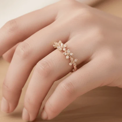 انگشتر زنانه طرح گلبرگ نگین‌دار