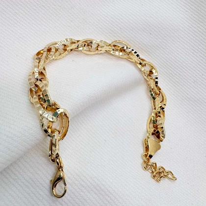 دستبند برند شین مدل «بیضی زرین» | با آبکاری طلای 24 عیار و تراش‌های درخشان