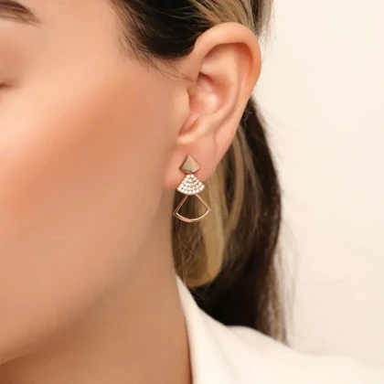 گوشواره میخی آویز نگین‌دار ، نگین ها تماما مخراج کاری شده هست ، برند معتبر ژوپینگ