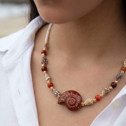 گردنبند بوهو طرح صدف حلزونی زرشکی