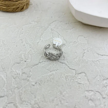 انگشتر زنانه ژوپینگ مدل نودورا سیلور طرح گره نقره‌ای با نگین‌های باگتی
