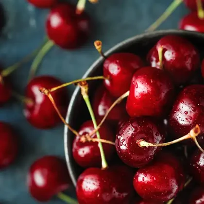 بالم لب EOS با طعم گیلاس سیاه (Black Cherry) - مرطوب‌کننده و نرم‌کننده لب